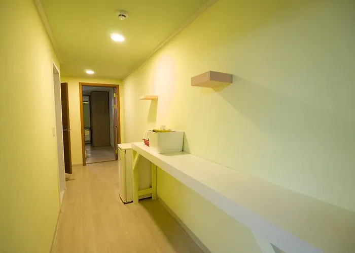 Lombard House Hostel *
